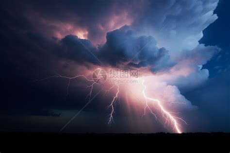 天空打雷|揭秘自然奇观：天空为何会打雷？